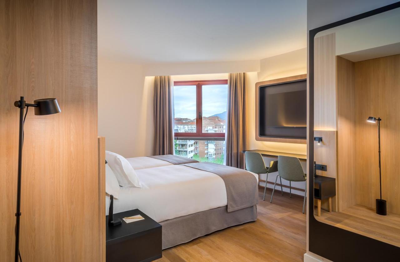 Occidental Pamplona Hotel Bagian luar foto