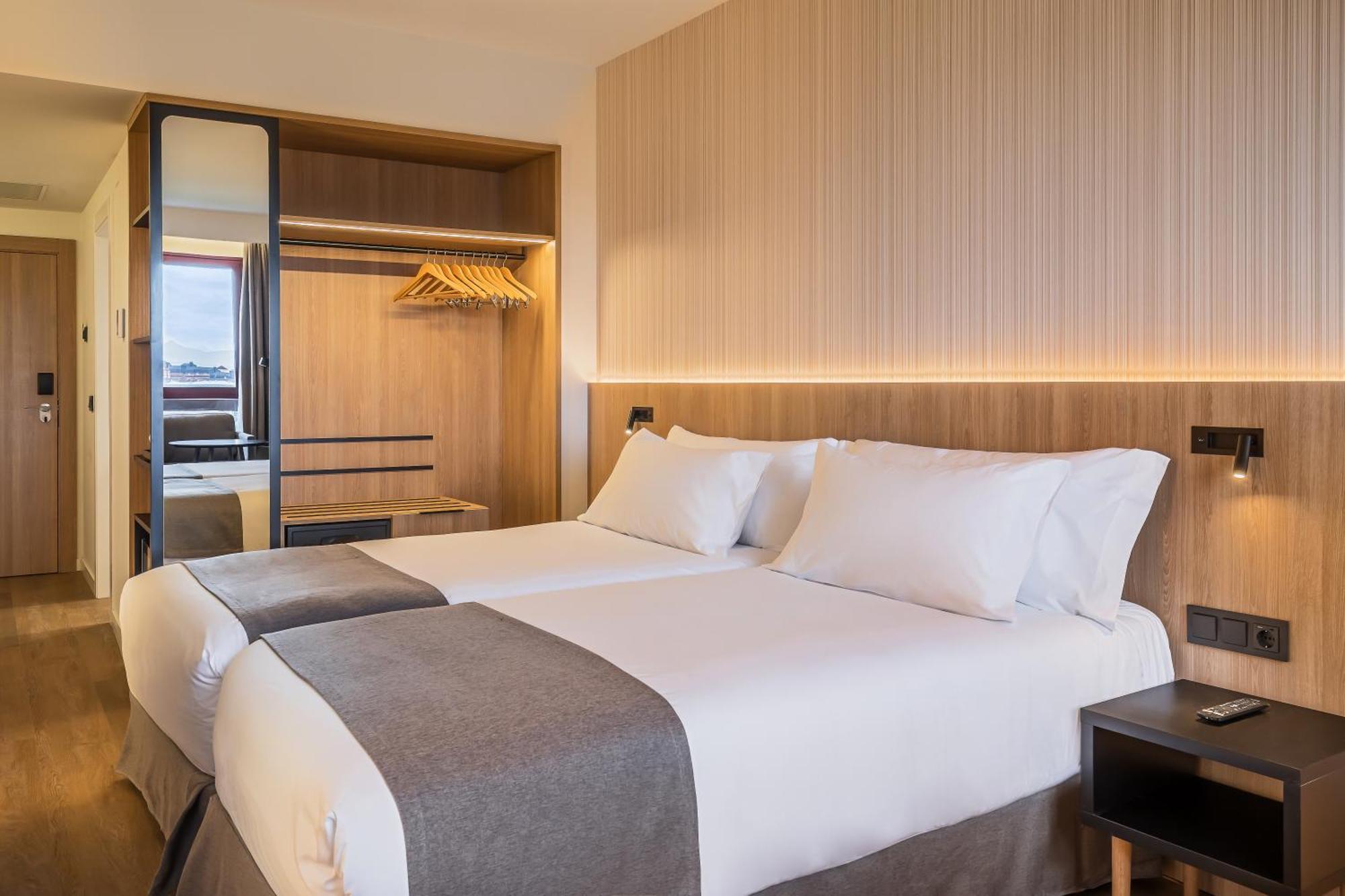 Occidental Pamplona Hotel Bagian luar foto