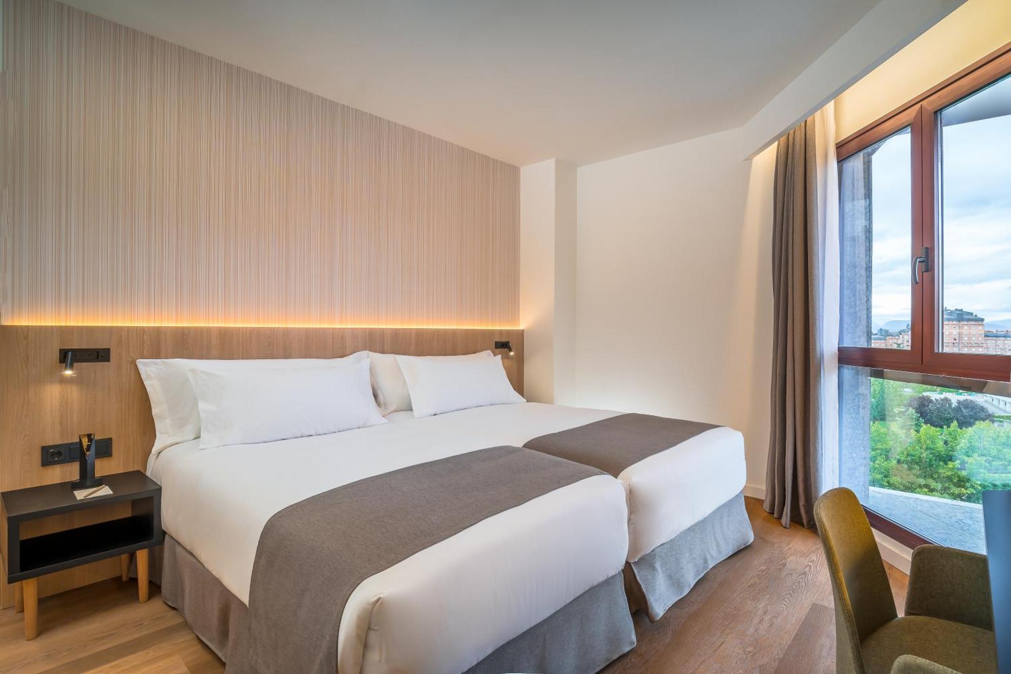 Occidental Pamplona Hotel Bagian luar foto