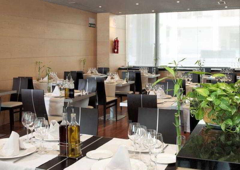 Occidental Pamplona Hotel Bagian luar foto
