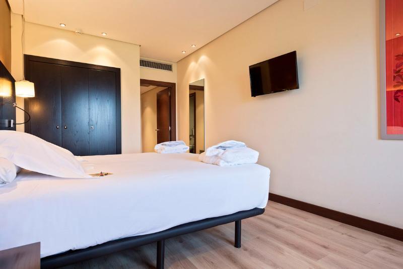 Occidental Pamplona Hotel Bagian luar foto